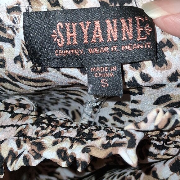 Shyanne Off Shoulder Leopard Smocked Blouse – Women’s Small - Picture 2 of 2